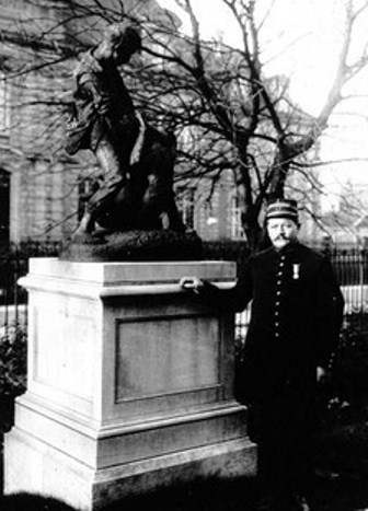 Жан Батист Жюпиль на фоне своей статуи 1913 год