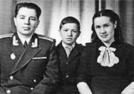 Маленький Юра Шевчук с мамой и папой.