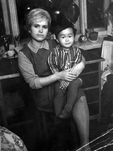 Будущий рок идол Виктор Цой с мамой Валентиной Васильевной.