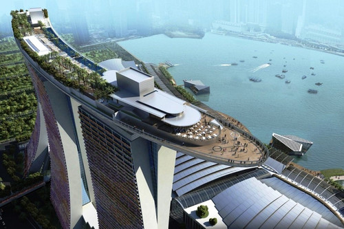 Бассейн на крыше в Marina Bay Sands отель в Сингапуре.