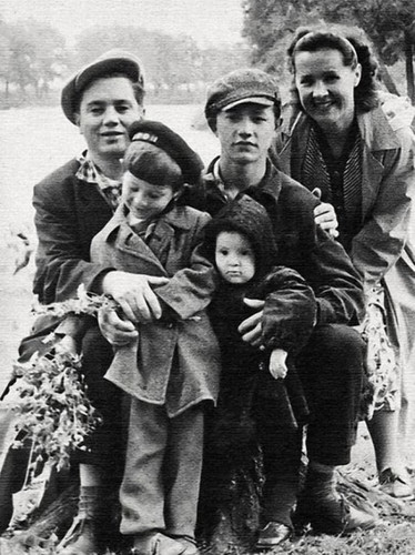 Юра Шевчук с родителями, братом и сестрой.