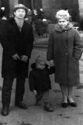 Маленький Виктор Цой с родителями