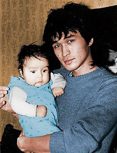 Виктор Цой с маленьким сыном Александром.