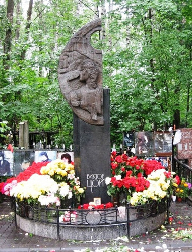 Могилы Виктора Цоя на Богословском кладбище в Санкт - Петербурге