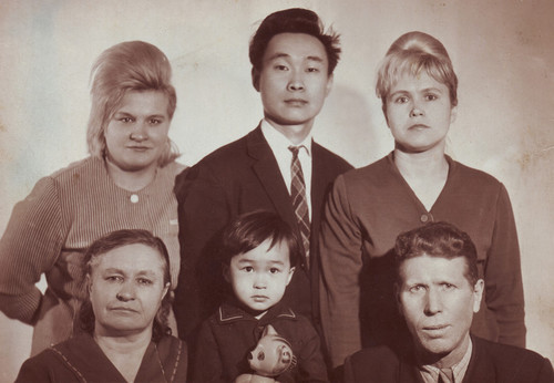 Витя Цой с родственниками. Справа вверху его родители.